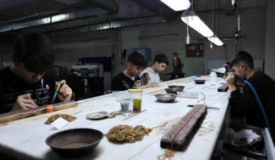 Diyarbakır’da Kuyumcu Atölyesinde Eğitim Gören Çocuklar Altın Ürünlerini İhraç Ediyor