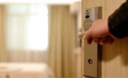İki erkeğe aynı odayı vermeyen otele üst sınırdan ceza