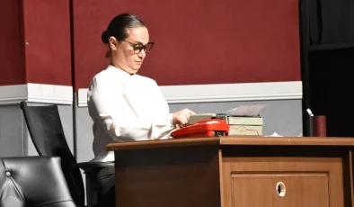 Antalya Barosu Avukatlarından Yırtık Cübbe Tiyatro Topluluğu