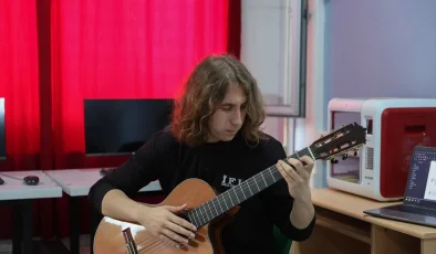 İzmir Fen Lisesi Öğrencisi Yapay Zeka ile Klasik Gitar Eserleri Üretiyor