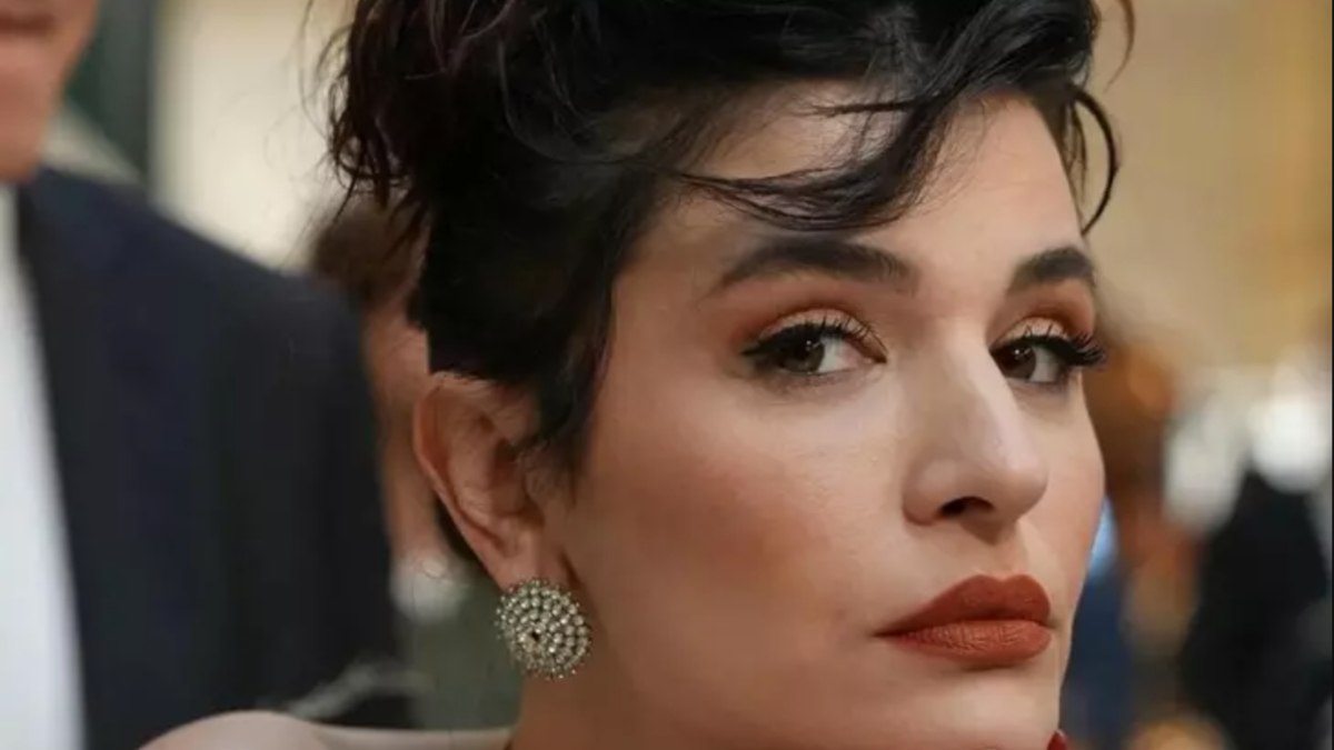 Leyla dizisinin Nur’u oyuncu Gonca Vuslateri metroya bindi!