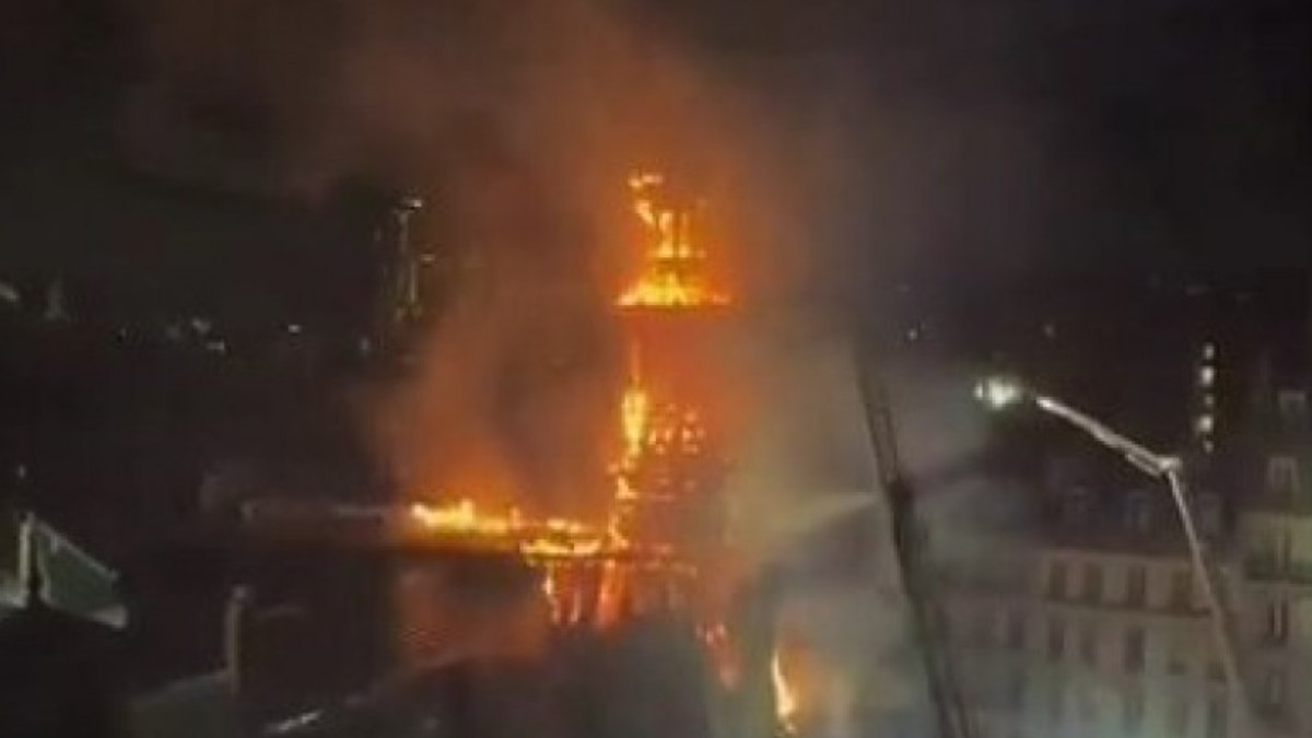 Paris’te tarihi belediye binasında yangın