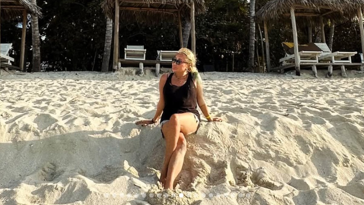 Küba’ya gitti! 61 yaşındaki Yonca Evcimik bikinili video yayınladı