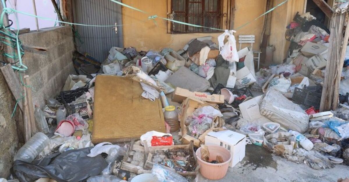 Mersin’de bir evden 10 ton çöp çıktı