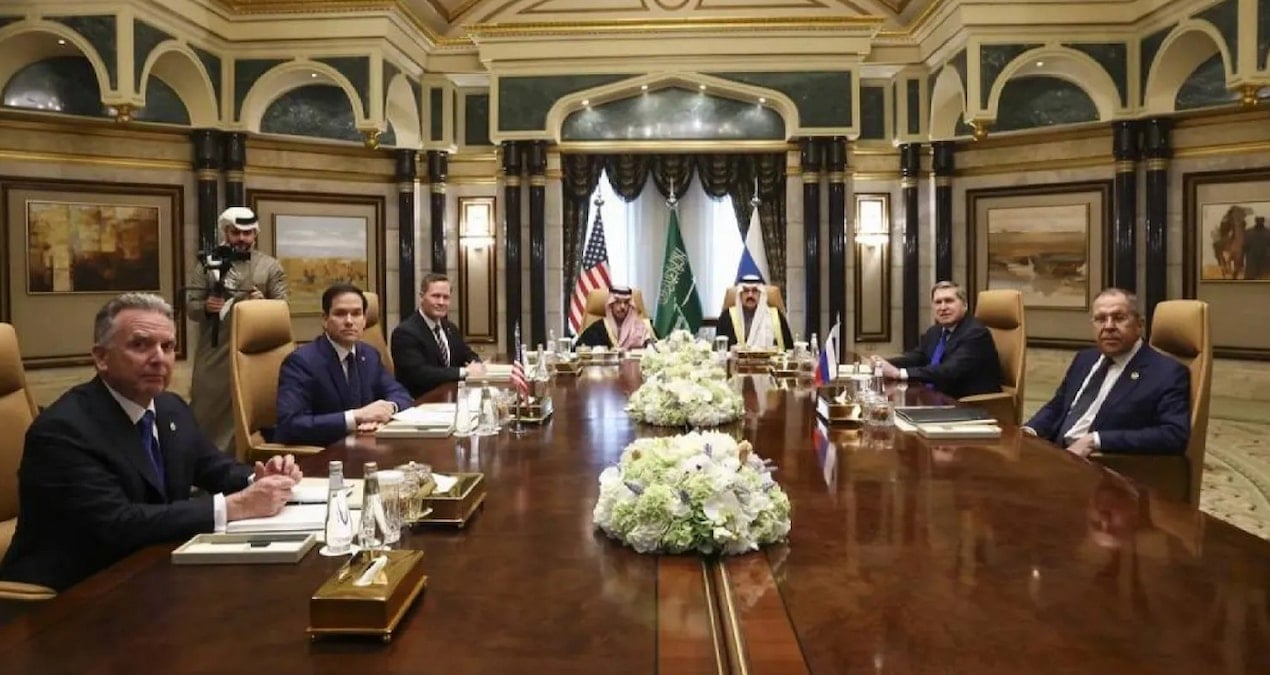 İki rakip Rus diplomatın ABD heyeti önündeki koltuk kavgası,